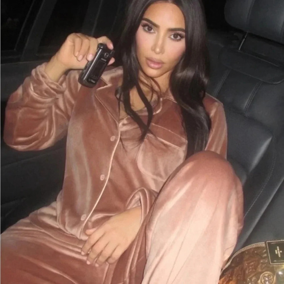 *Final Price* SKIMS Velour Button Up PJ Shirt in Sienna Size Large NWOT Kim K - Picture 3 of 3